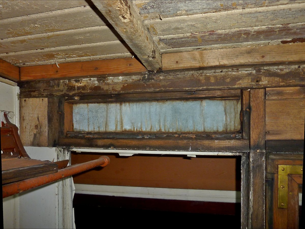 20221122 Wandfllung oberhalb der Fenster entfernt